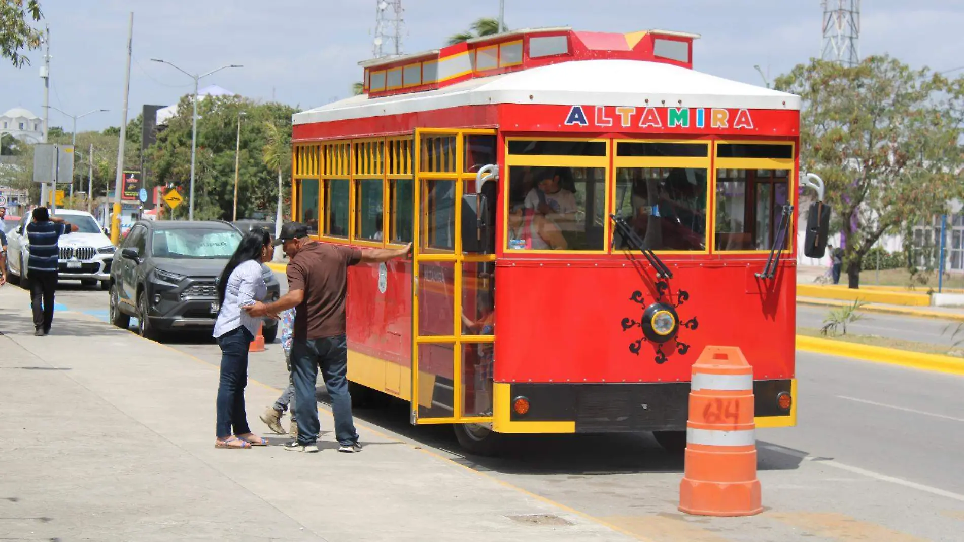 Altamira 'presume' su tranvía turístico